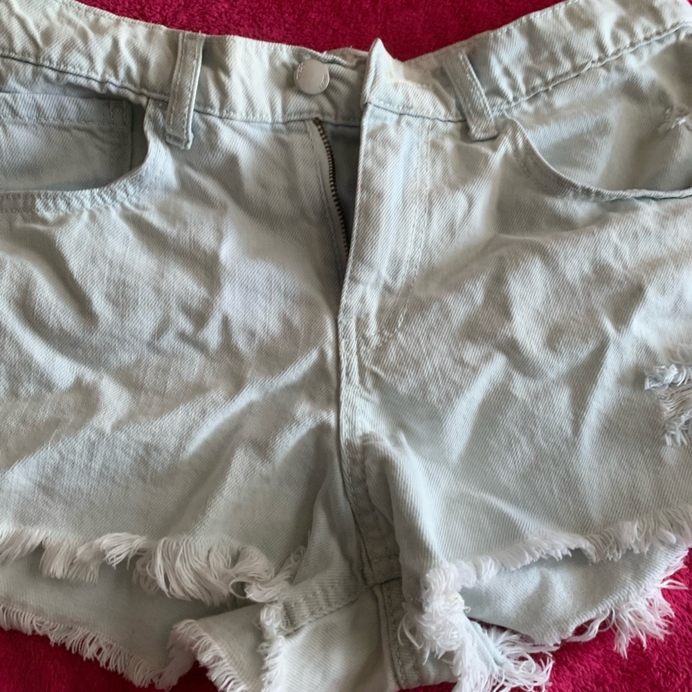 🎟️3x$10🎟️ RUE21 distressed light blue jean shorts. Size 6
